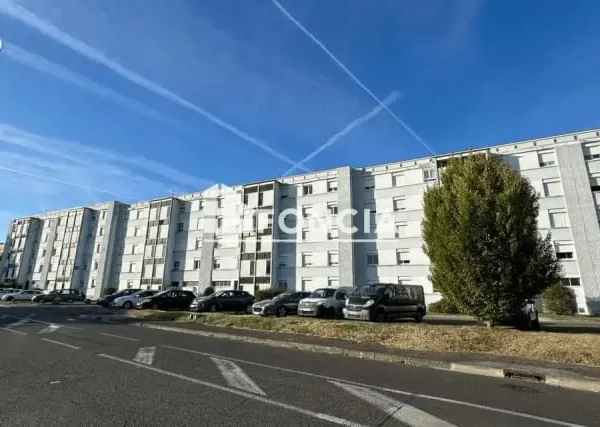Appartement de Type 4-5 situé au 1er étage sans ascenseur avec balcon et cave en rez-de-chaussée