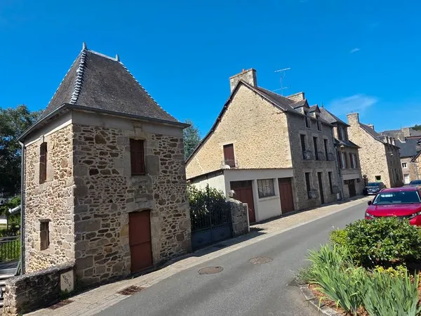 MAISON DE CARACTÈRE 7 PIÈCES - 160 m² - JARDIN & DÉPENDANCES