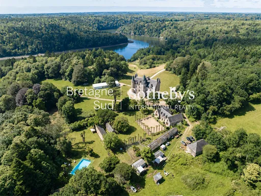 Château 15 pièces 800 m²