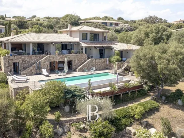 Pinarello - domaine privé, villa d'architecte de 5 chambres avec piscine, garage ,vue mer panoramiqu