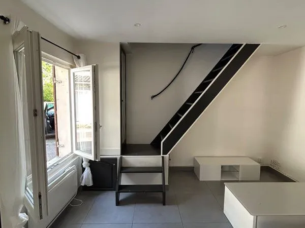 Maison meublée 25m² + mezzanine, parking, 810 CC