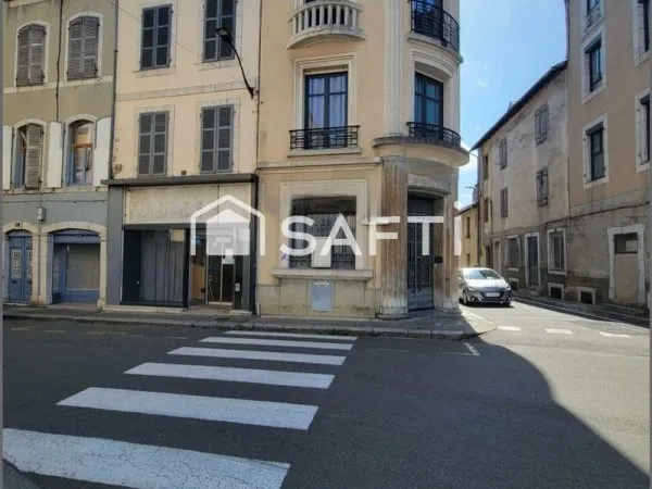 Immeuble à fort potentiel et local commercial avec studio.