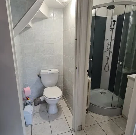 Une chambre tout confort en colocation - Laval (Pont de Paris) cabinet de toilette et WC individuels