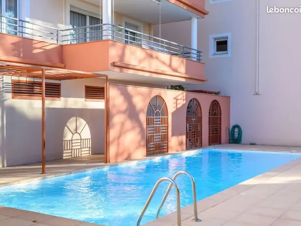 F 3 dernier étage + piscine