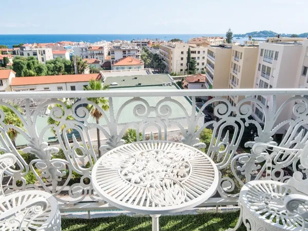 BEAULIEU SUR MER - CENTRE VILLE - 4 PIECES DE 106 M² AVENDRE - RESIDENCE BELLE EPOQUE - PISCINE - GA