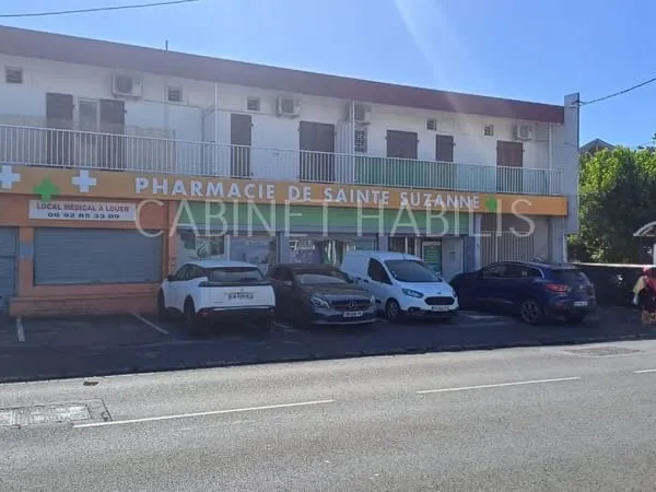 A LOUER LOCAL DE 117 M2 ENVIRON - SAINTE SUZANNE - 2 800 EUR