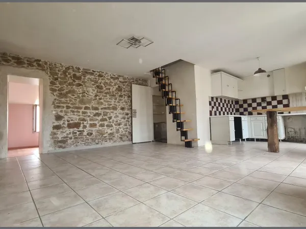 2/3 chambres, 1 bureau. Be lespace en pelouse avec garage.