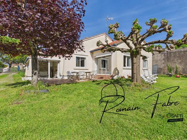 Maison plain pied de 4 chambres avec grand jardin et dépendances.