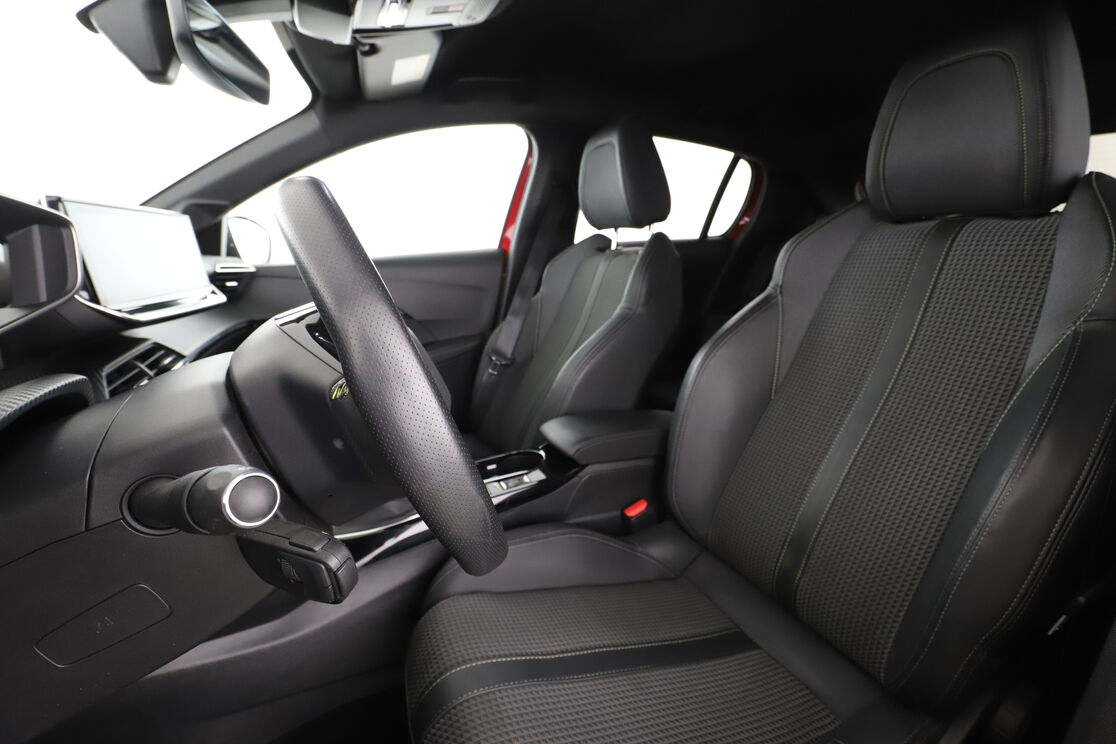 Peugeot 208 1.2 PureTech GT — photo 9