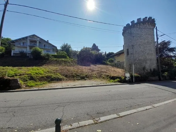 Aix les bains terrain de 1615 m2 env ( projet de 8 appartements avec p.c purgé de tous recours)