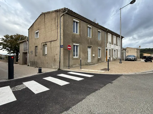 À vendre à Villegailhenc, maison de village de 6 pièces avec quatre chambres, deux cours et garage