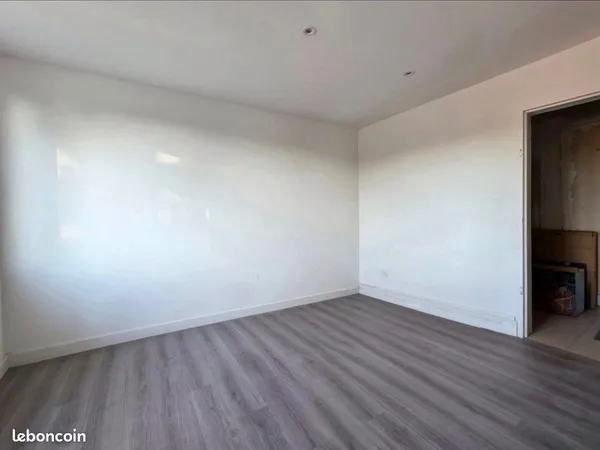 Local d’activité et entrepôt Location Chasseneuil-sur-Bonnieure 650m² 800€