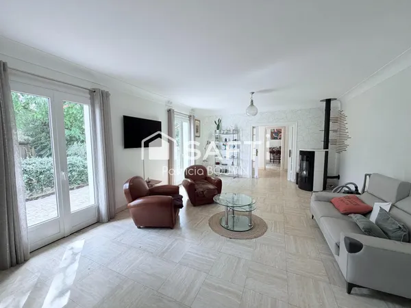MAISON DE PLAIN PIED + APPARTEMENT DUPLEX ATTENANT ET GARAGES ET DEPENDANCES A VOUILLE