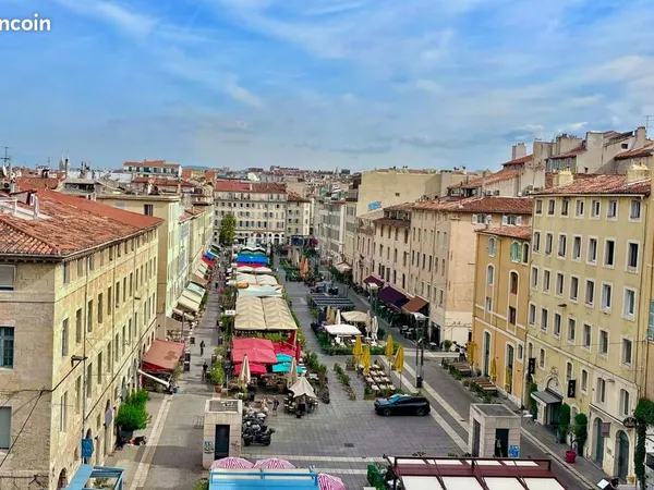 Marseille Vieux-Port : duplex de 150 m² (120 m² Carrez) sous les toits, vue place Estienne d'Orves