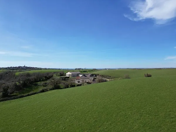 ENSEMBLE IMMOBILIER COMPOSÉ D'UN CORPS DE FERME ET DE 24 HECTARES DE TERRAIN