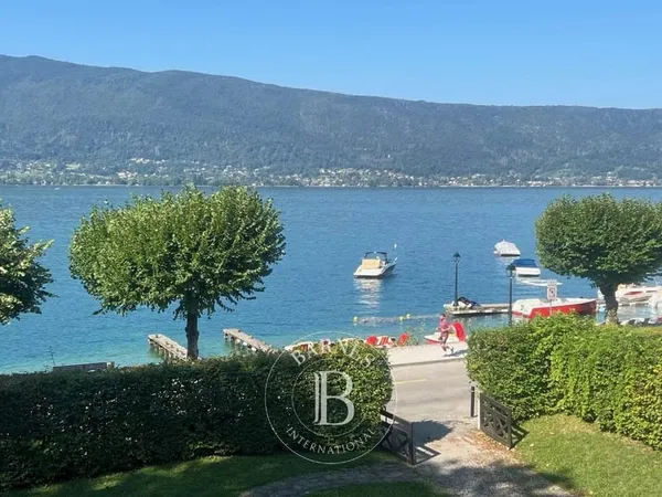 BARNES ANNECY : MAISON DE MAITRE - PREMIERE LIGNE LAC - PROPRIETE DE CARACTERE AVEC PARC
