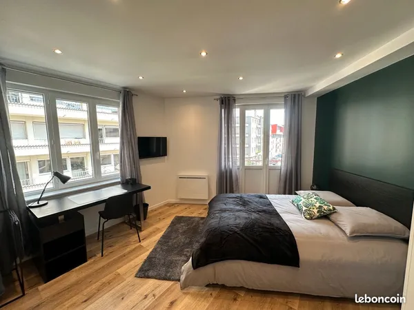 Chambre avec salle de bains et balcon privatifs dans colocation Premium - 5 minutes à pied de la gar