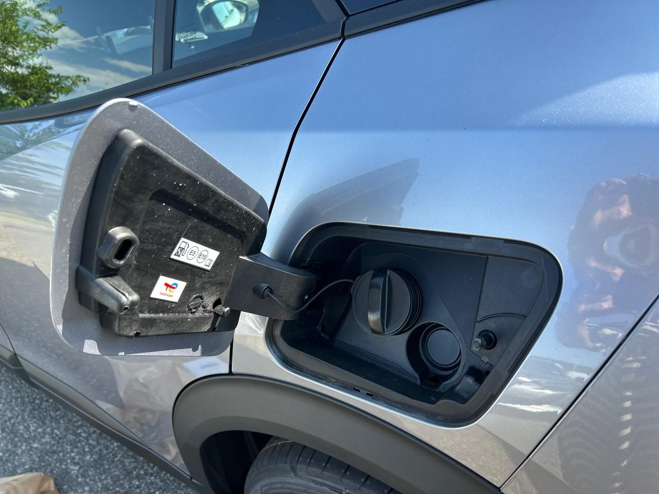 Peugeot 2008 1.2 hybrid 110ch edition e-dcs6 — photo 12