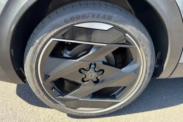 Peugeot 408 plug-in hybrid 225 ch e-dcs7 — photo 14