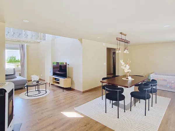 Maison individuelle spacieuse avec 3 garages, terrasse et jardin aux portes des frontières !