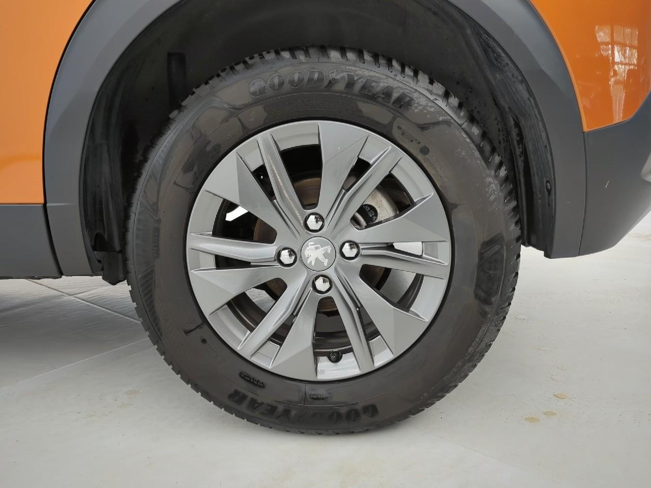 Peugeot 2008 puretech 100 s&s bvm6 active pack — photo 11