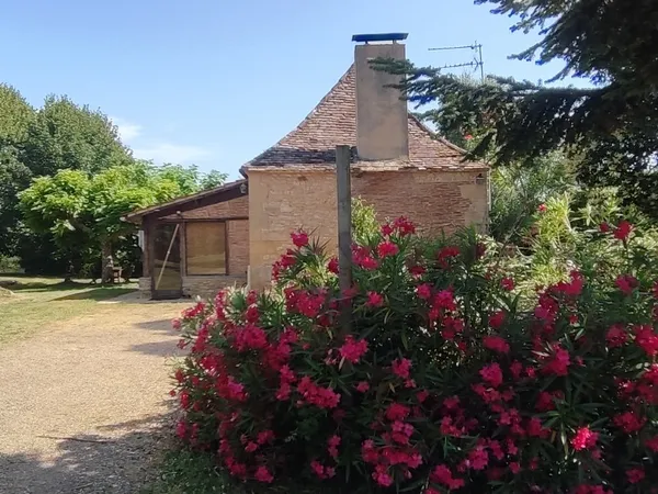 A SAISIR LALINDE BELLE PROPRIETE EN PIERRE SITUÃ‰E SUR UN PLATEAU