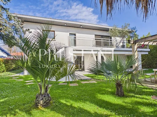 Maison 8 pièces 213 m²