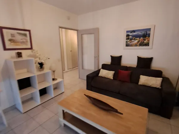 T1 Intra-Muros 40m² avec terrasse sur jardin arboré
