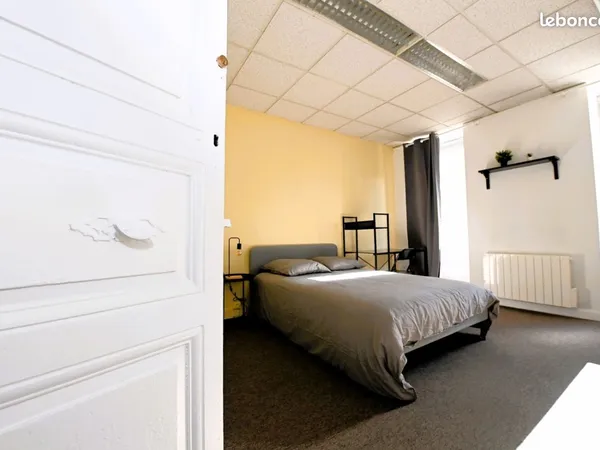 Chambre spacieuse et meublée - Centre-ville - Coliving
