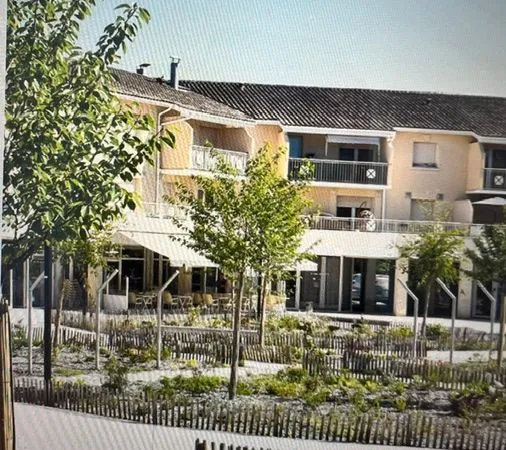 Local commercial 77 m² -centre, Bourg Artigues, face aux écoles