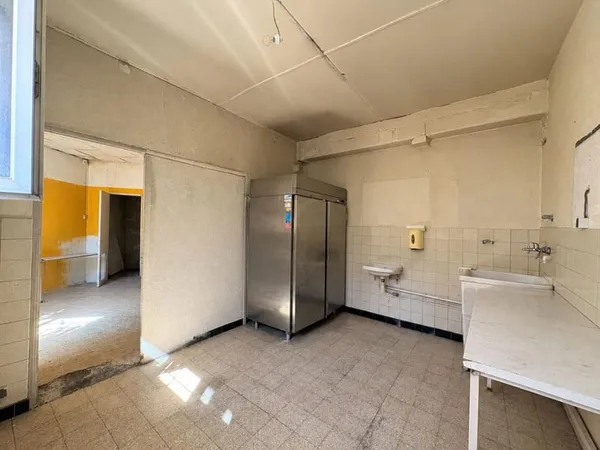 Bien Commercial + Appartement T3 À Vendre Toulon Est