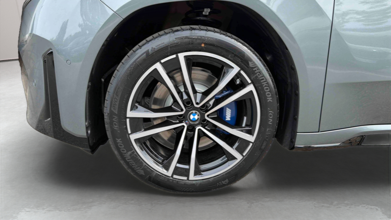 BMW iX3 50 xDrive — photo 20