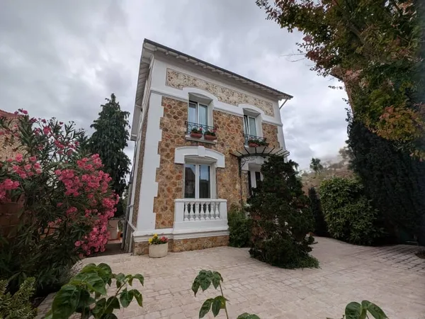 Demeure 7 pièces 217 m²