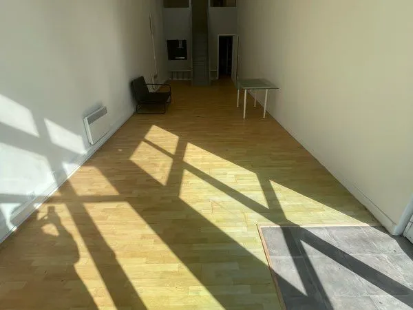 Atelier d'artiste 60 m2 , 4 m sous plafond