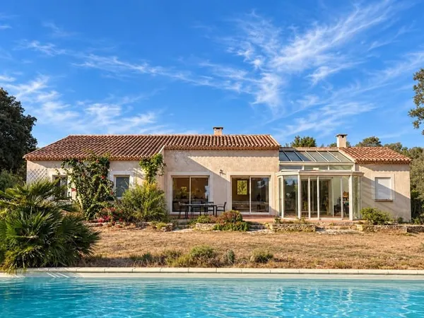 VILLA AVEC PISCINE SUR 5 000 M2 DE TERRAIN