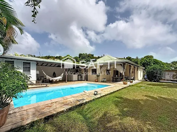 Maison F4 de plain pied avec dépendance et piscine