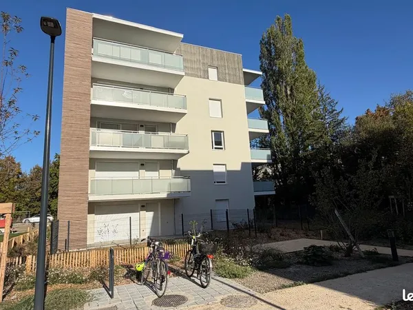 🏠 F2 Neuf 53m² - Dernier étage, Grand Balcon 20m² & Vue Belledonne (Particulier)