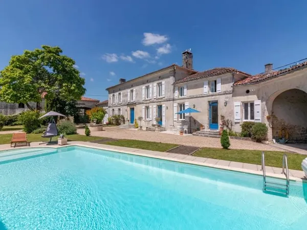 Élégante maison charentaise avec sa piscine et annexe d'invités