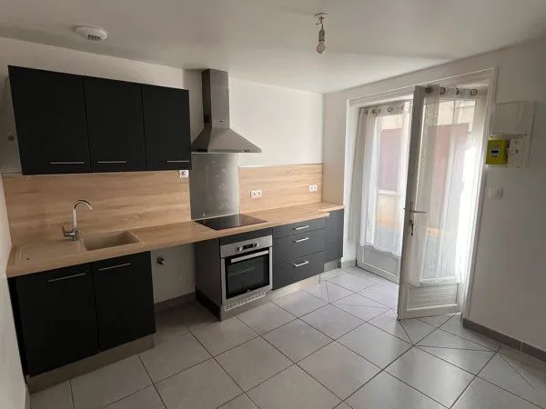 À louer - Maison de ville T3 de 67 m² - 2 chambres - Balcon et cour - 520 /mois