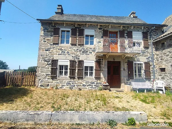 Maison en pierre et corps de ferme