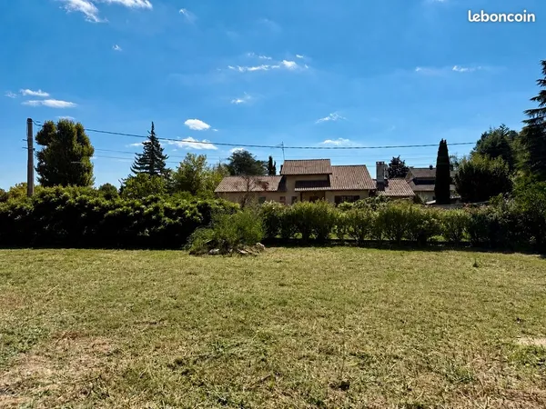 Terrain constructible 700 m² Libre constructeur - Pusignan le Haut - Calme, centre à pied, hors loti