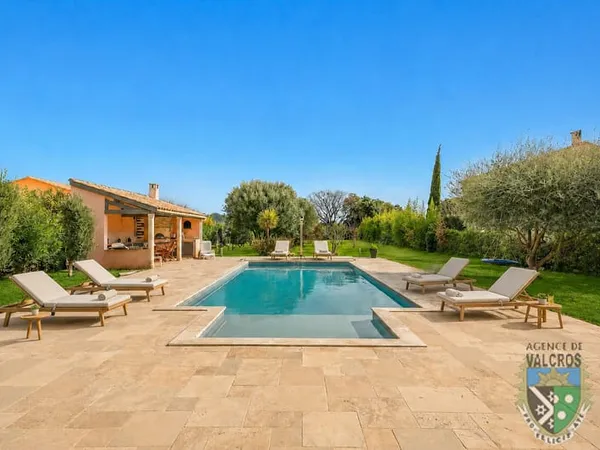 VILLA DE PRESTIGE AVEC PISCINE ET POOL HOUSE A LA LONDE LES
