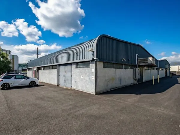 1200 m2 aménagés avec parkings