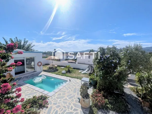 Belle villa récente construite en hauteur avec une vue imprenable sur le rocher de Roquebrune, pisci