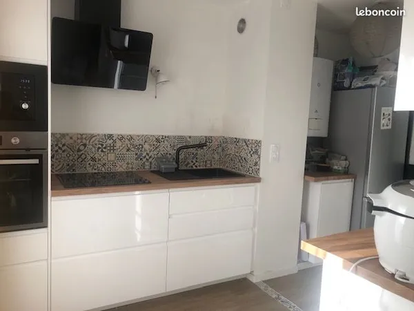 Location T2 meublé 52 m2 + balcon + parkings / Vue Chézine