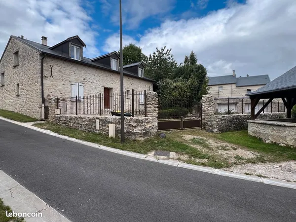 Maison de caractère à l'architecture atypique à Arcis-le-Ponsart