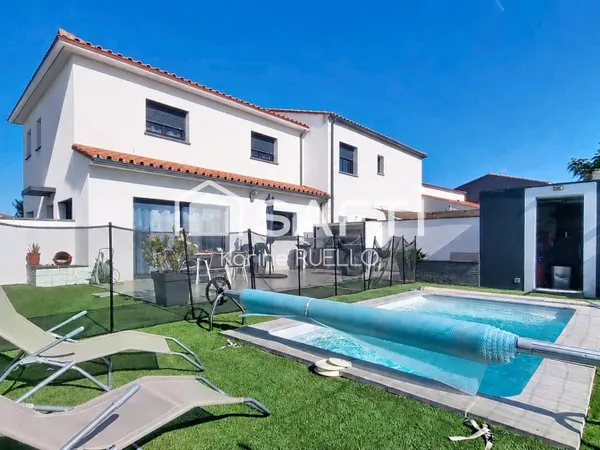 Maison récente avec piscine à Brouilla