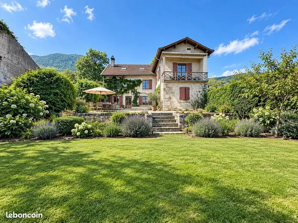 Maison de village 8 pièces 319 m²
