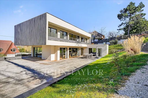Maison 7 pièces 561 m²