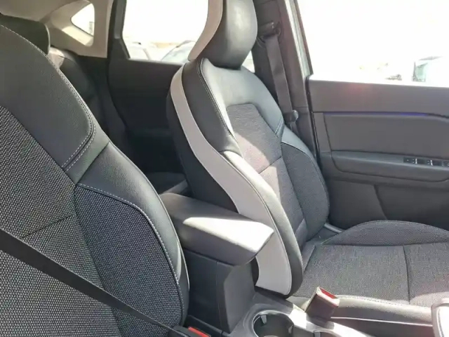 Renault Captur blue dci 115 edc — photo 18